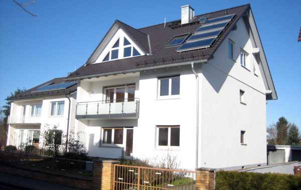 **Zwei- bis Dreifamilienhaus in Feldrandlage auf großem Grundstück**