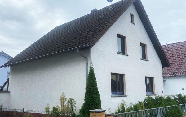 Freistehendes Einfamilienhaus mit Garage