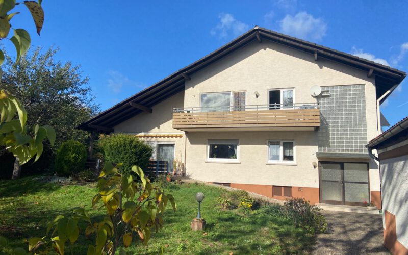 Gesuchtes Zweifamilienhaus in direkter Feldrandlage