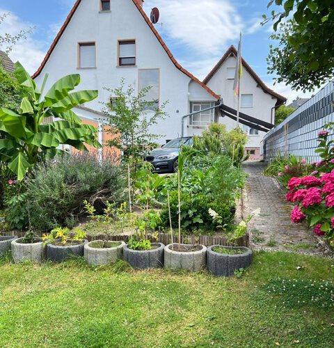 Freistehendes 2FH mit großem Garten