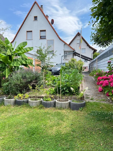 Freistehendes 2FH mit großem Garten