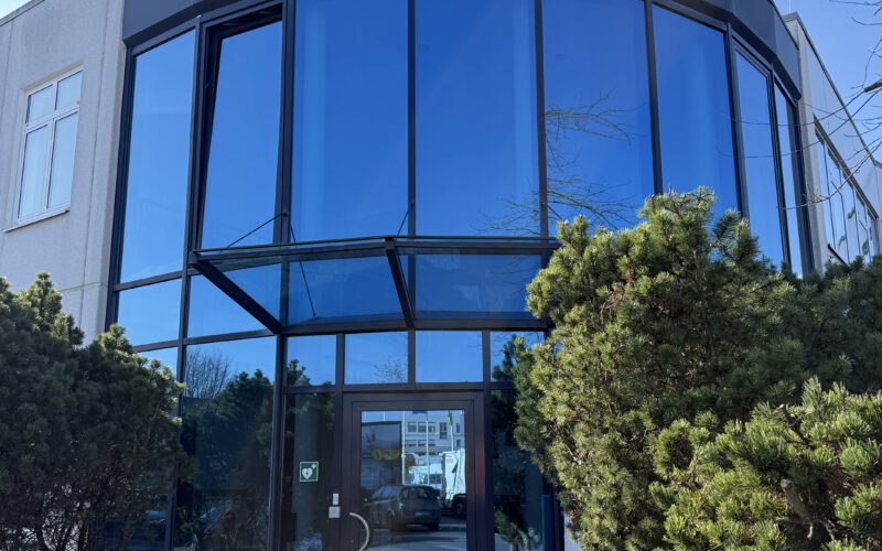 Repräsentatives Officegebäude mit multifunktionaler Halle