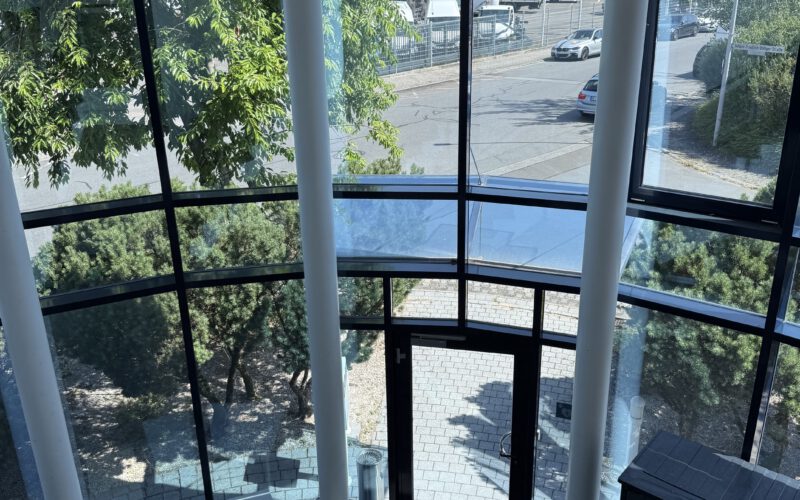 Repräsentatives Officegebäude mit multifunktionaler Halle